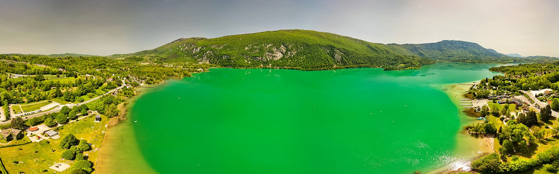 Une vue au drone du lac d'Aiguebelette