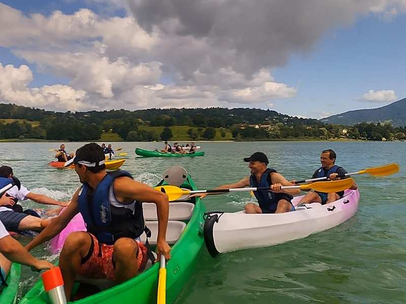 Des hommes dans des canoés s'amusent sur le lac d'Aiguebelette