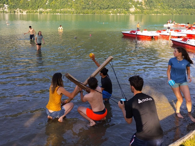 Un groupe de jeunes joue dans l'eau